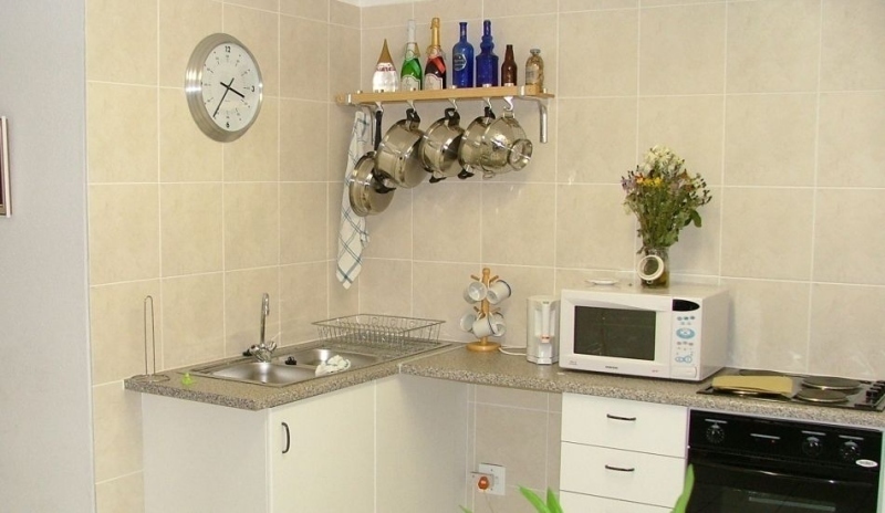 Mikrovlná trouba stojící na kuchyňské lince