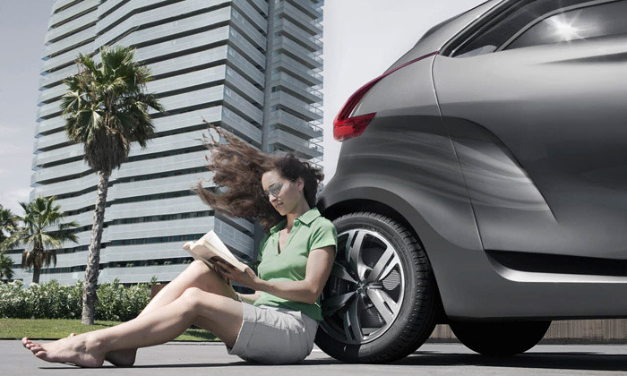 Žena opírající se o kolo vozu Peugeot BB1