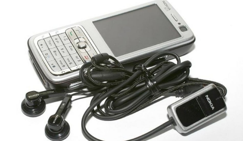Sterefonní sluchátka patří do výbavy telefonu