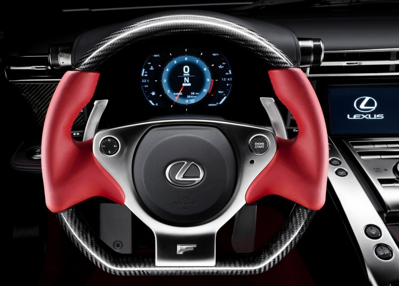 Detailní pohled na volant vozu Lexus LF-A