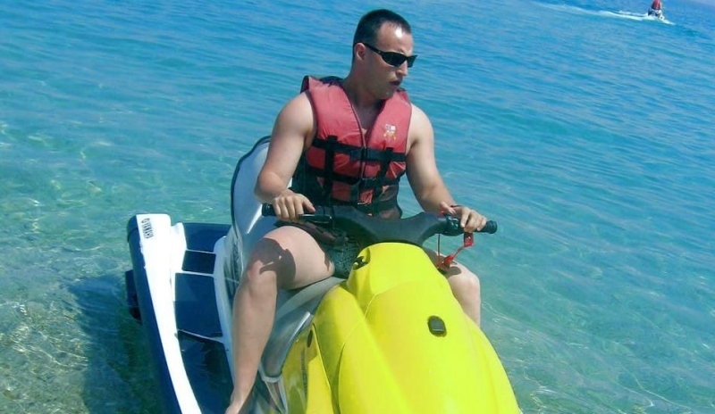 Muž na vodním skútru