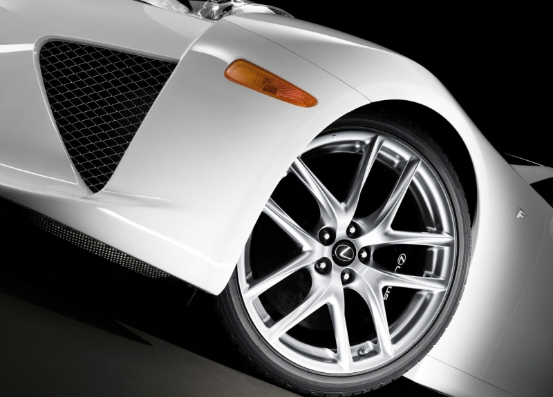 Pohled na kolo vozu Lexus LF-A