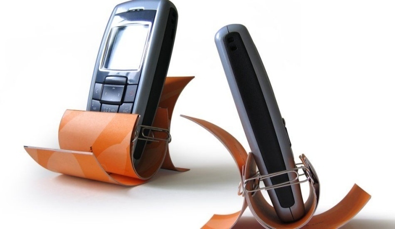 Fotografie zachycující mobilní telefon ve stojanu