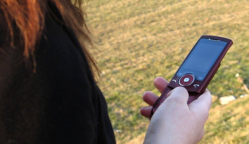 Snímek ruky držící telefon