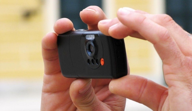 Fotografie zobrazující prsty držící  fotoaparát