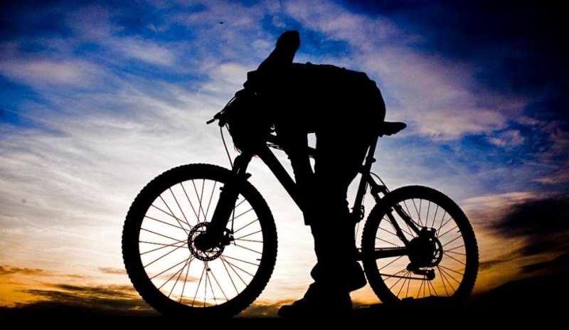 Fotografie zachycuje muže s kolem