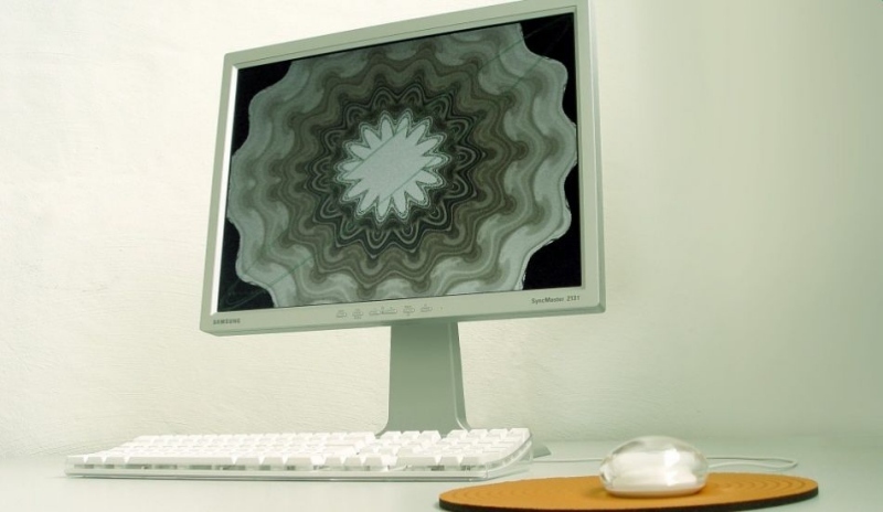 Fotografie monitoru,klávesnice a myši