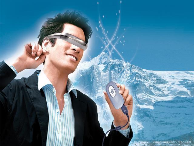 Snímek zobrazující muže ve videobrýlích