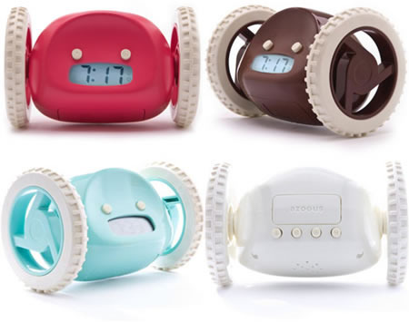 Snímek zobrazující budík Clocky v různých barvách