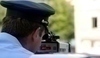 Policista obsluhující antiradar