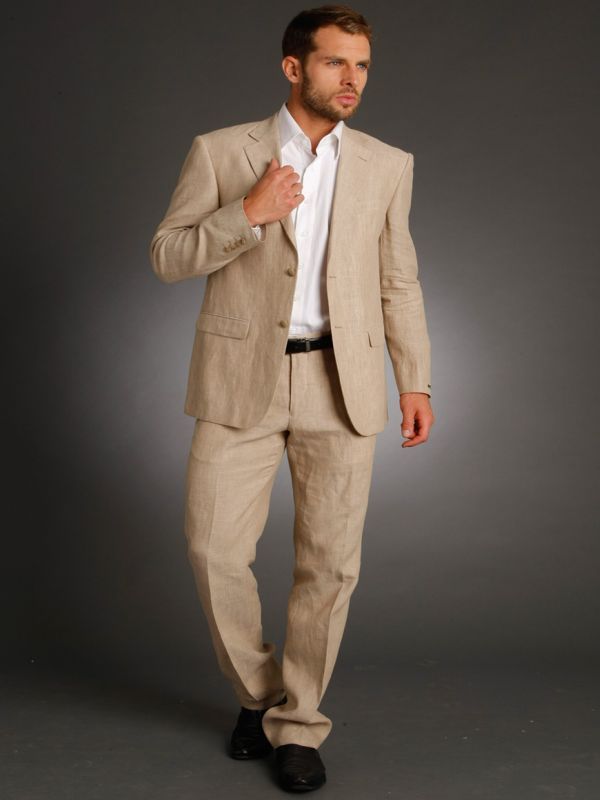 Muž ve světlém obleku