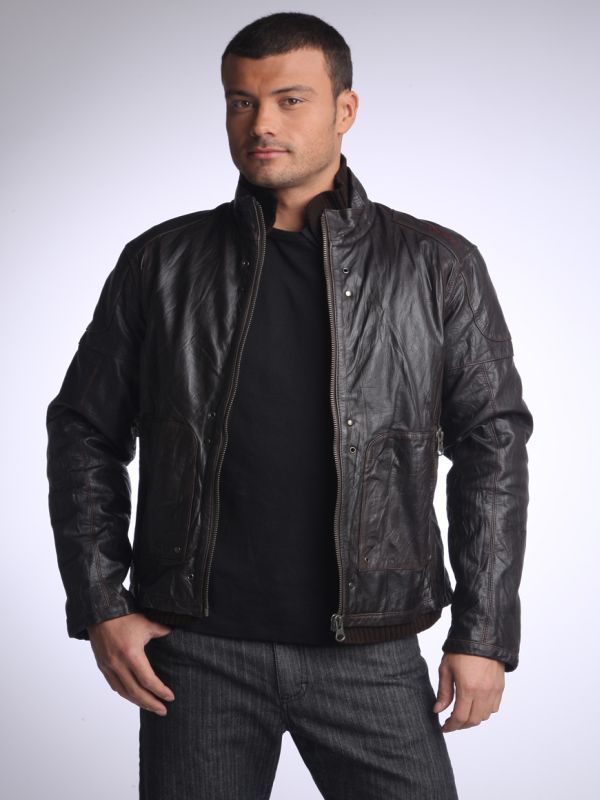 Muž s rozepnutou bundou