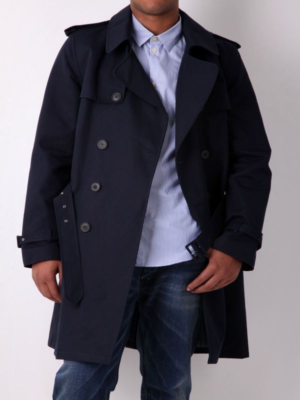 Muž v rozepnutém kabátě