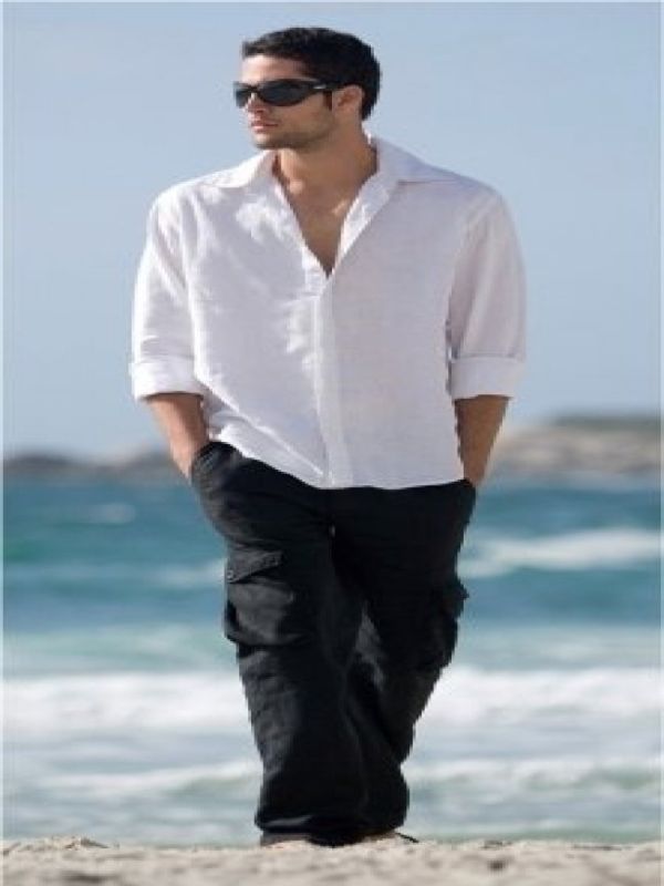 Muž brouzdající v moři