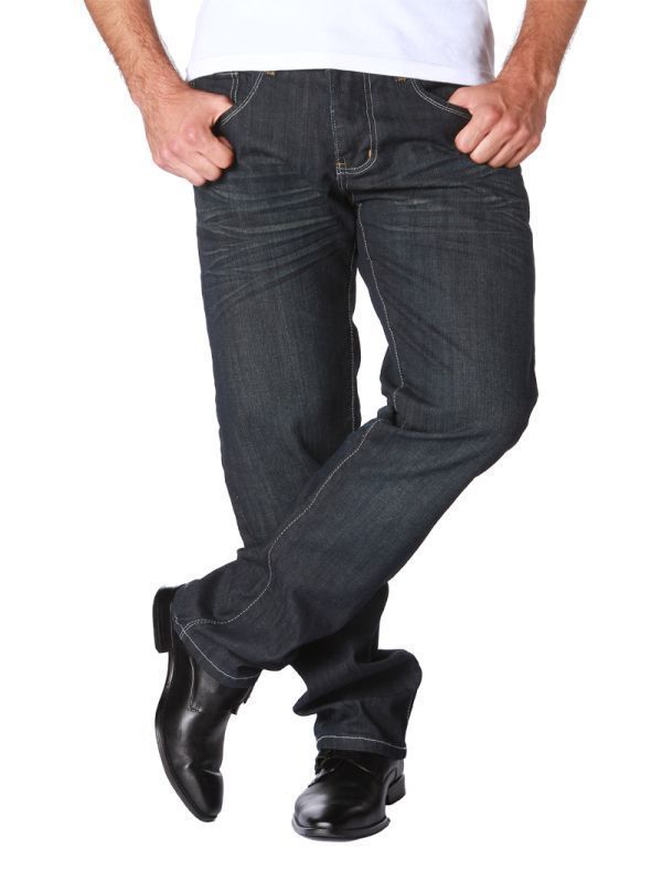 Mužské nohy v kalhotech