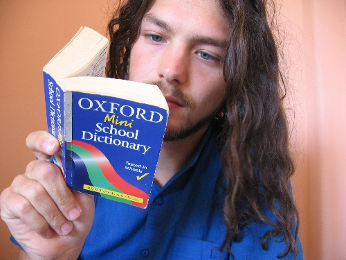 Fotografie muže, který čte knihu