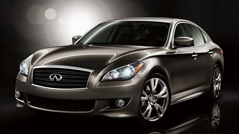 Osobní automobil - japonská Infiniti M