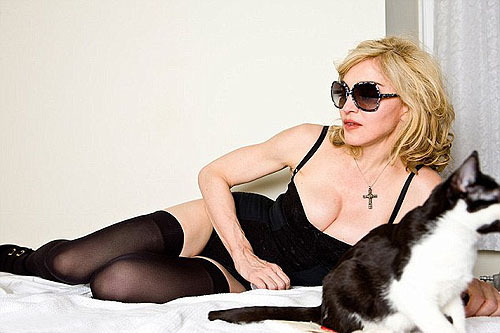 Madonna ve spodním prádle a slunečních brýlích na posteli.(Zdroj: klatsch-tratsch.de)