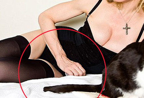 Madonna leží na posteli v prádle 