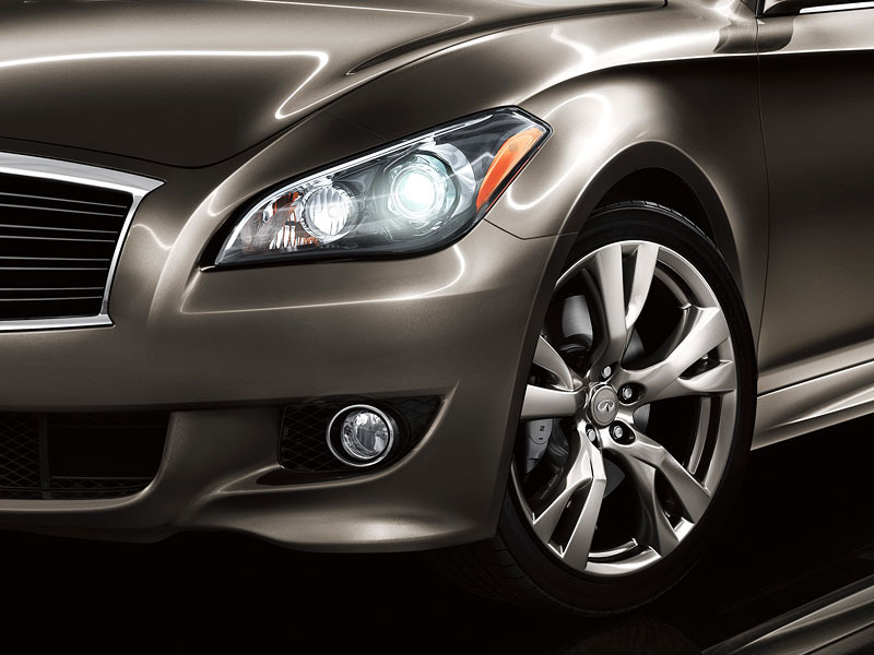 Detailní záběr  předního světlometu Infiniti M