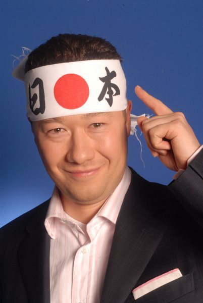 Tomio Okamura s čelenkou na hlavě