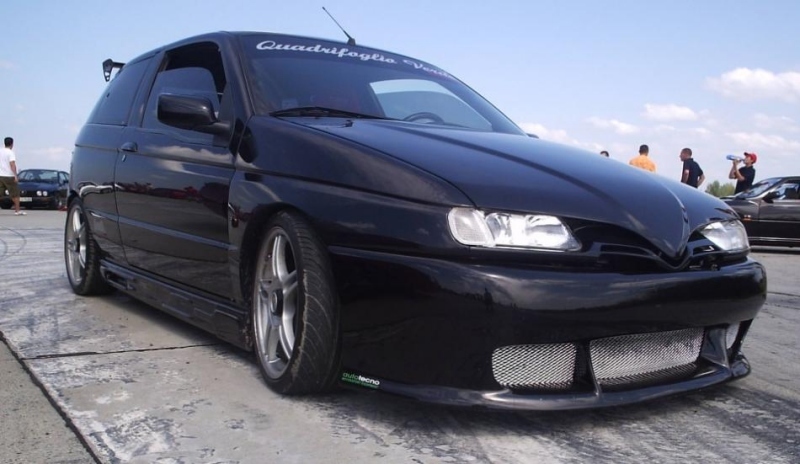 Fotografie osobního automobilu černé barvy