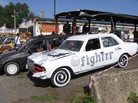 Závody bouraných či z provozu vyřazených plecháčů je crash cars