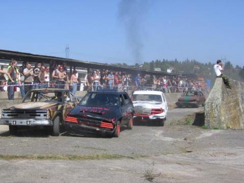 Fotografie zobrazující závody bouraných aut