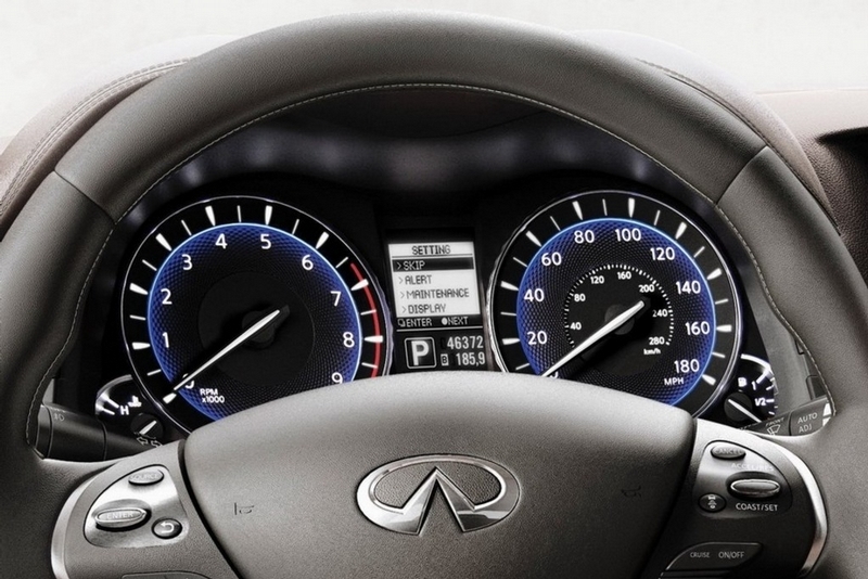 Detailní snímek volantu vozu Infinity M