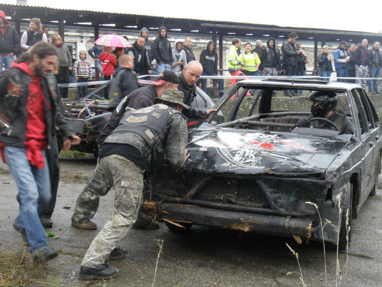 Muži tlačí nabourané auto