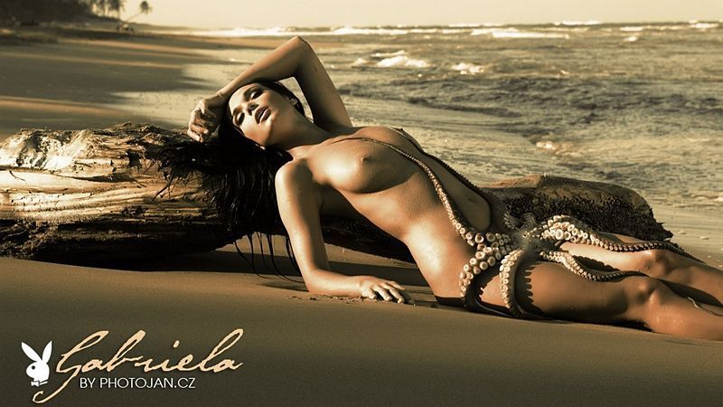 Gábina Dvořáková leží nahá na zemi