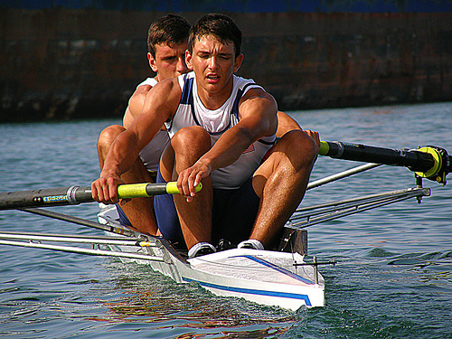 Dva muži při veslování