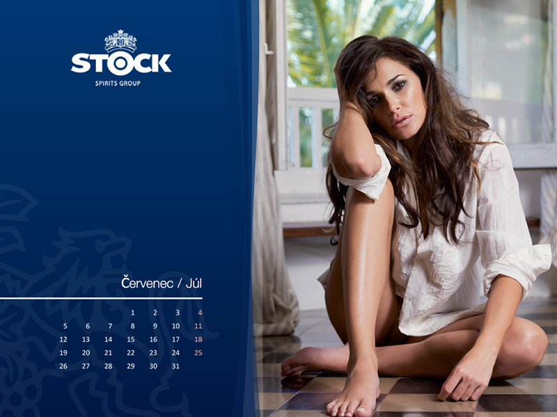 Alena Šeredová sedící na zemi