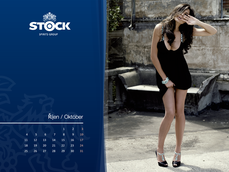 Alena Šeredová jednou rukou drží sukni, druhou má na tváři