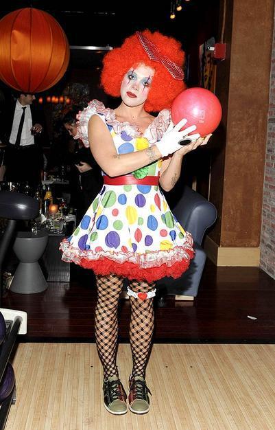Zúěvačka Pink v oblečení barevného a roztomilého klauna