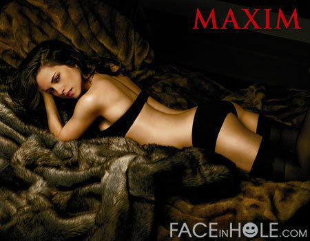 Fotografie ženy v černém spodním prádle ležící na kožešině