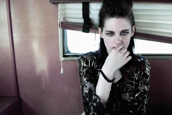Kristen Stewart sedí v místnosti u okna