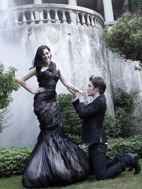 Robert Pattinson líbá ruku Kristen Stewart