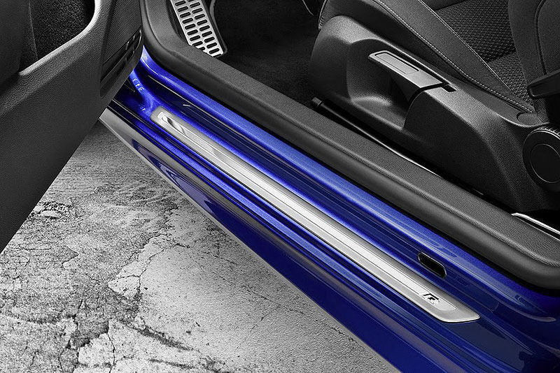 Pohled na práh vozu Volkswagen Golf R