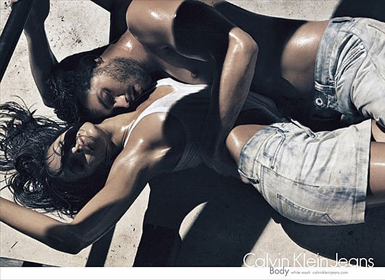 Muž a žena ležící v objetí