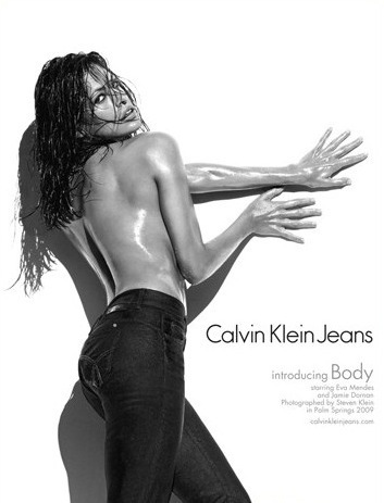 Do pasu nahá žena s rukama na stěně