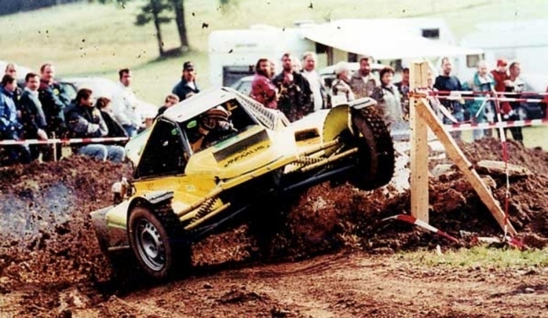 Závodící bugina s diváky v pozadí