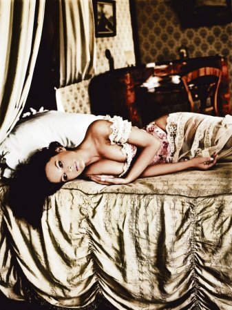 Jitka Čvančarová v roli dekadentní hraběnky