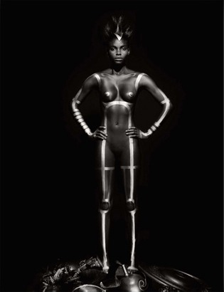 Žena s pomalovaným tělem podobající se na kostru