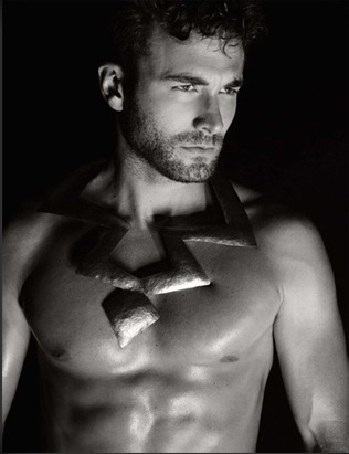 Muž s antickým náhrdelníkem na krku