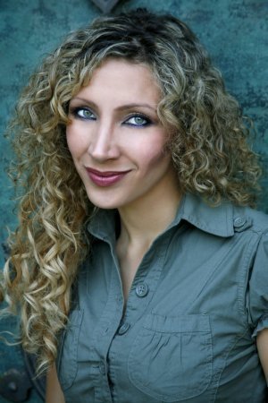 Tvář ženy s kudrnatými vlasy