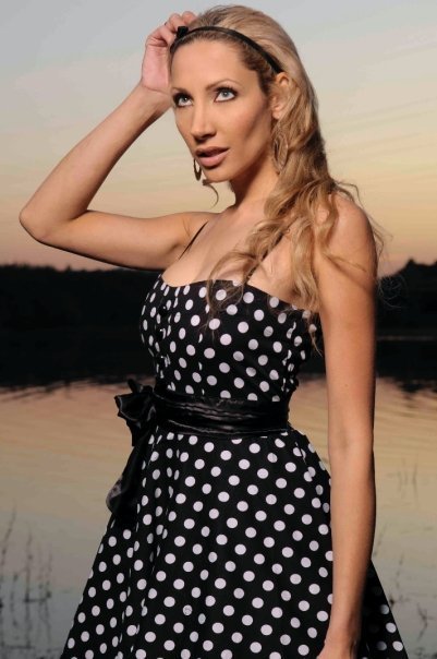 Obrázek ženy v černých šatech s bílými puntíky