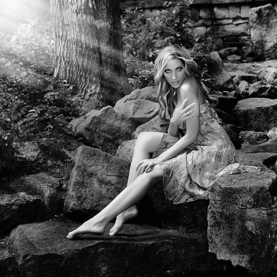 Závodnice Olga Lounová sedící na kamenech