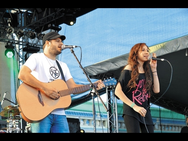 Členové hudební skupiny na pódiu