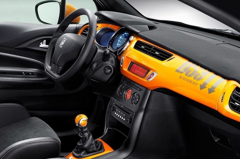 Vnitřní interiér Citroënu DS3 Racing